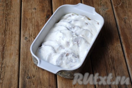 Залить кабачки сметанно-чесночным соусом.&nbsp;
