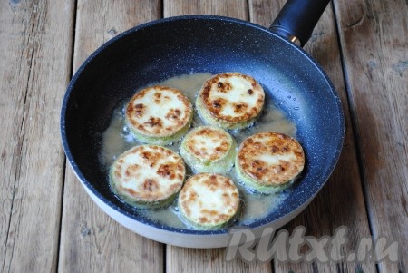 На среднем огне обжарить кабачки с двух сторон до золотистой корочки (по 3-4 минуты с каждой стороны).
