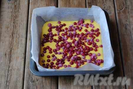 Смородину смешать с 1 столовой ложкой муки и выложить на тесто. 