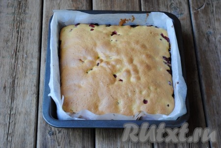 Выпекать шарлотку со смородиной в разогретой до 180 градусов духовке 30-35 минут (до красивого румяного цвета).&nbsp;
