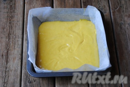 Форму для выпечки застелить пергаментом (у меня размер формы 20х20 см). Вылить половину теста.
