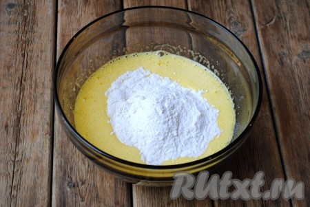 Муку с разрыхлителем просеять, затем добавить в яично-сахарную смесь и аккуратно, снизу вверх, перемешать.&nbsp;

