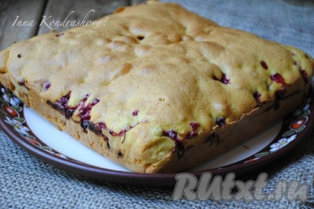 Достать шарлотку из духовки и дать остыть. Затем вынуть из формы, присыпать сахарной пудрой и украсить ягодами смородины.&nbsp;
