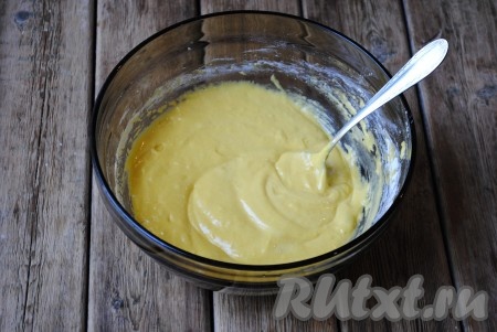 Должно получиться однородное тесто, по консистенции напоминающее густую сметану.&nbsp;
