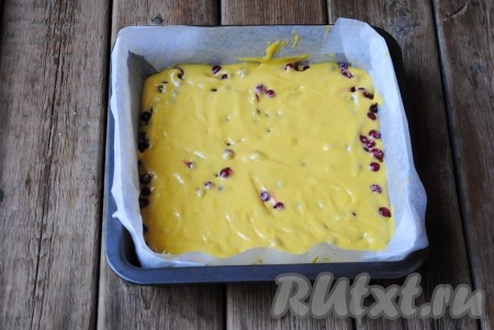 Поверх ягод вылить оставшееся тесто, разровнять.&nbsp;
