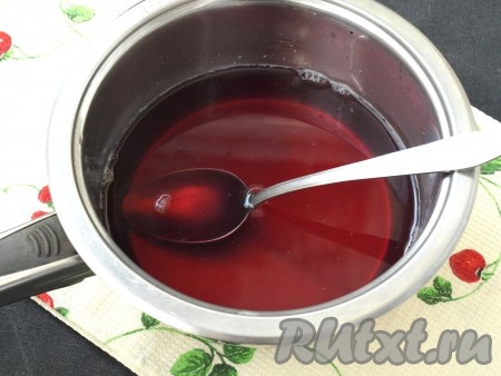 В горячий вишнёвый компот добавить набухший желатин и хорошо размешать до полного растворения желатина.
