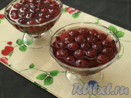 Залить вишню, дать остыть и затем убрать креманки в холодильник, пока желе застынет.
