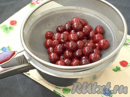 Компот из ягод снять с огня и дать настояться под крышкой 5-10 минут. Затем вишни откинуть на сито.
