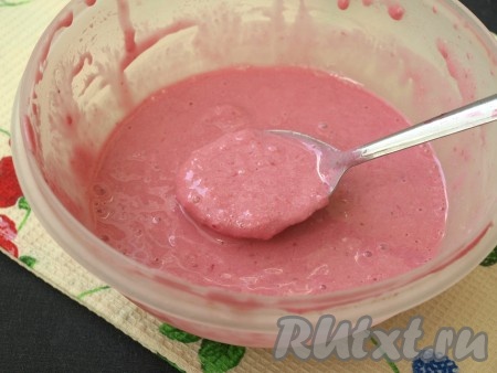 Затем достать, хорошо перемешать, накрыть крышкой и снова отправить в морозилку. Через час малиновое мороженое нужно ещё раз перемешать и такие перемешивания в общей сложности нужно повторить 5-6 раз.
