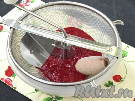 Перебить малину в пюре, которое затем перелить в протирочное сито. Много лет я протирала ягоды через обычное сито, а вот новый агрегат значительно упрощает эту задачу.
