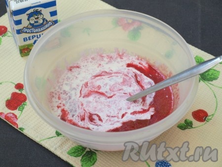Готового пюре у меня получилось 175 грамм. В малиновое пюре добавить сахар и сливки, перемешать ложкой. Ёмкость для мороженого должна быть обязательно с крышкой и пригодная для морозильной камеры. Убрать мороженое в морозилку на 1 час.
