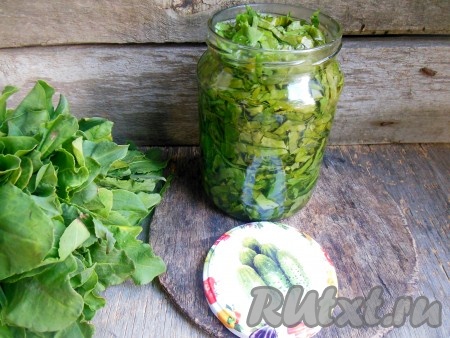 Вскипятите воду. Залейте баночки со щавелем до самого верха кипятком, чтобы вода потекла через край. Сразу же закатайте при помощи ключа или же используйте винтовую крышечку.
