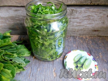 Выложите нарезанный щавель не плотно в банки.
