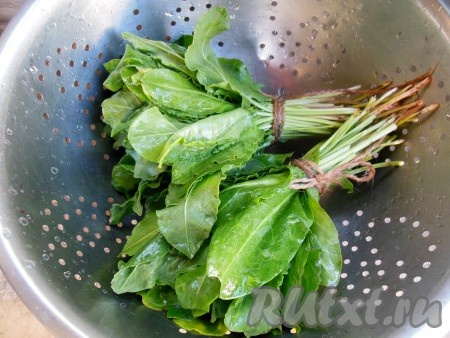 Щавель промойте под проточной водой, положите на дуршлаг или полотенце, чтобы стекла лишняя жидкость. Удалите порченые листочки. Банки простерилизуйте удобным для вас способом, можно воспользоваться микроволновкой (налейте в баночку 30 мл воды, включите микроволновку на полную мощность (у меня мощность микроволновки 750 Ватт) на 2-3 минуты, после сигнала при помощи полотенца осторожно достаньте горячую баночку, оставшуюся воду слейте). Крышечку обдайте кипятком.