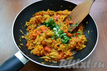 Овощи перемешать, тушить на небольшом огне, часто перемешивая, около 10 минут. В конце тушения добавить измельченную зелень петрушки и нарезанный мелко чеснок, еще раз все перемешать, прогреть пару минут и выключить газ.
