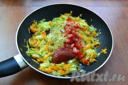 Все перемешать. Тушить на небольшом огне, периодически перемешивая, минут 6-8. Далее добавить в сковороду нарезанный маленькими кубиками свежий помидор, а также болгарский перец, нарезанный на тонкие полоски, и томатную пасту. Посолить, поперчить, добавить немного сахара.