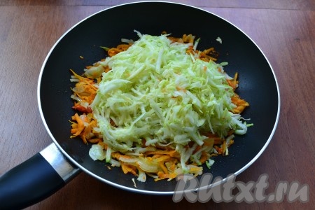 Лук с морковью обжарить на среднем огне, иногда помешивая, в течение 4-5 минут, после чего добавить натертый на крупной терке кабачок (молодой кабачок можно не очищать от кожуры).
