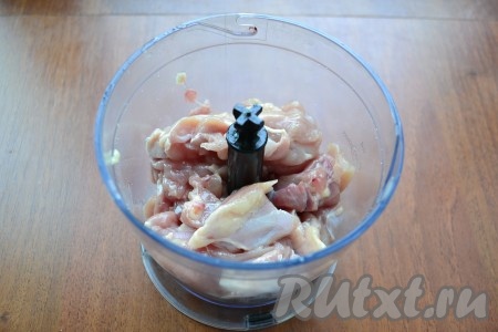 Для приготовления фарша кусочки курицы поместить в чашу блендера, измельчить до состояния фарша.
