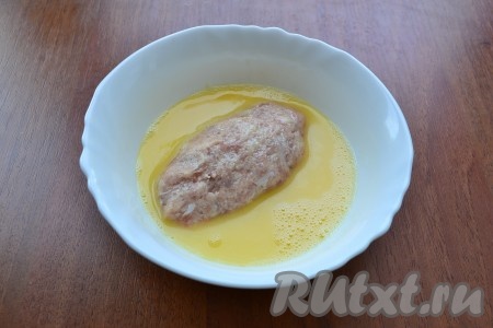 Сформировать мокрыми руками продолговатые, пышные котлеты. Обмакнуть котлеты в лезьон.
