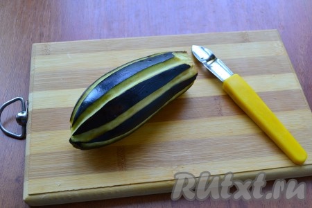 Баклажаны очистить от кожицы или же сделать бороздки вдоль, чтобы затем нарезать его фигурно.
