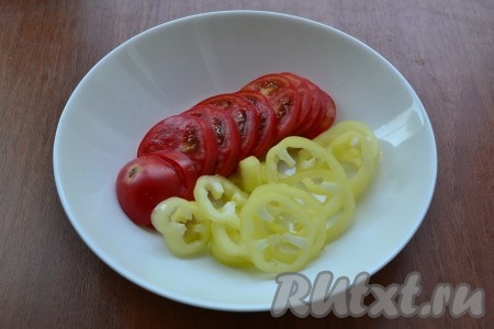 Помидоры нарезать кружками, болгарский перец - колечками, предварительно аккуратно вынув семенную коробку.
