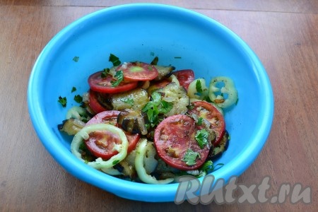 Добавить измельчённую петрушку и салат хорошо перемешать.
