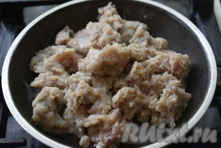 Для приготовления фарша, мясо вместе с очищенной луковицей пропустить через мясорубку, посолить, поперчить и хорошо перемешать. На сковороде разогреть растительное масло, выложить фарш и обжарить его на среднем минут 12-15 (до готовности), достаточно часто перемешивая и разбивая комочки мяса. Жареный фарш снять с огня, дать остыть.