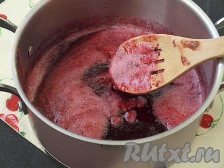 Доводим до кипения, затем снимаем крышку, перемешиваем и ложкой начинаем собирать пену. Варим джем на среднем огне, помешивая, 5-7 минут. Смородина желируется великолепно.
