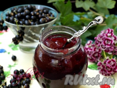 Проверить готовность джема можно, капнув каплю на холодное блюдце, - капля не должна растекаться. Горячий джем из чёрной смородины выливаем в чистую простерилизованную баночку, закрываем прокипяченной крышкой, переворачиваем и даём остыть. Я в этот раз немного не рассчитала с тарой и банка получилась неполной. Остывший джем приобрёл густую консистенцию. Хранить при комнатной температуре, а открытую банку убрать в холодильник. Зимой такой джем станет прекрасным напоминанием о лете!
