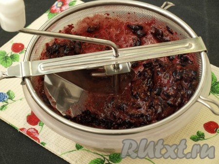 После этого массу нужно протереть через сито.
