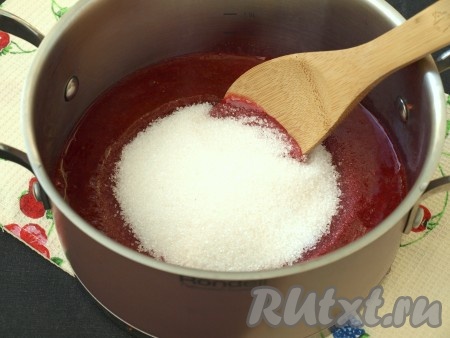 Пюре переливаем в кастрюлю с толстым дном, добавляем сахар, размешиваем и ставим на сильный огонь, прикрыв кастрюлю крышкой.
