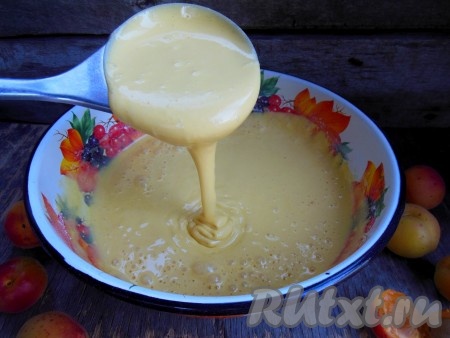 Частями добавляя оставшуюся просеянную муку, каждый раз полностью вмешивая её в тесто миксером, замесите тесто, которое по консистенции будет напоминать не слишком густую, но и не жидкую сметану, будет легко стекать с ложки, как на фото. Как только добились нужной густоты теста, значит больше муку не добавляйте.