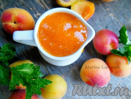 Хранится такой соус 2-3 дня в холодильнике. Из указанных ингредиентов получается 200-250 миллилитров готового абрикосового соуса.