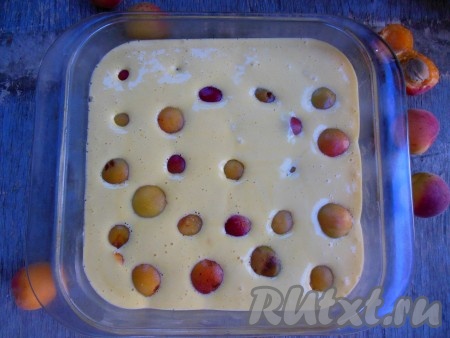 Форму для выпечки (я взяла квадратную форму размером 20х20 сантиметров, можно взять и круглую форму) смажьте сливочным (или растительным). В подготовленную форму налейте тесто, сверху выложите половинки абрикосов срезом вниз.