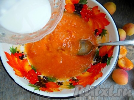 Тонкой струйкой введите крахмал в проваренные абрикосы с сахаром, непрерывно перемешивая.