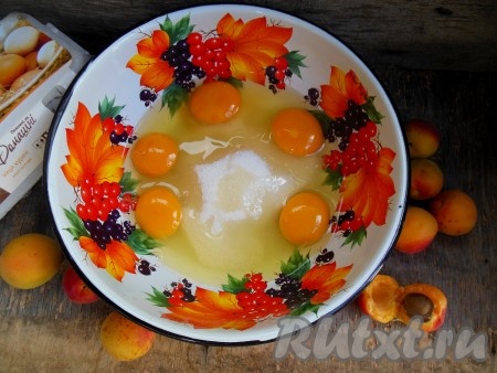 Куриные яйца взбейте с сахаром на максимальной скорости миксера в пышную массу (взбивайте около 5 минут).