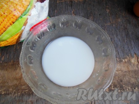 Затем в отдельной ёмкости залейте крахмал холодной водой и тщательно перемешайте, чтобы не было комочков.