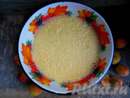 Яичная масса в процессе взбивания должна увеличиться вдвое.