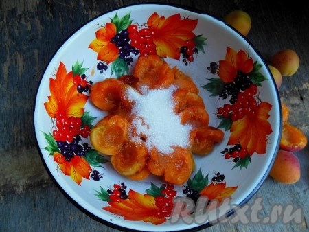 Для приготовления соуса абрикосы промойте, удалите косточки. Добавьте в абрикосы сахар и взбейте в неоднородную смесь при помощи погружного блендера. Сахар можно добавлять по вкусу, всё зависит от сладости абрикосов. Поставьте на средний огонь, доведите, помешивая, до кипения, а затем проварите минуты 2-3 на небольшом огне, не прекращая перемешивать.