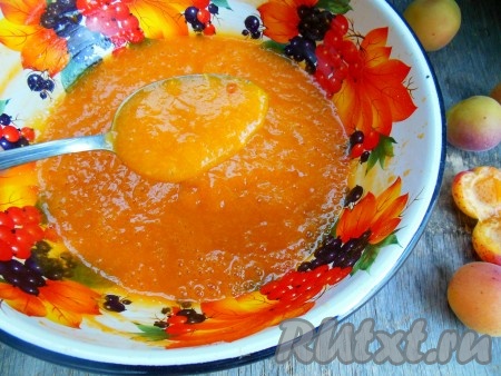 Всё время помешивая, варите соус 2 минуты на небольшом огне. Затем снимите соус с огня и взбейте при помощи погружного блендера. Готовый соус остудите и используйте по назначению. Я покрыла им шарлотку с абрикосами, вышло очень вкусно.