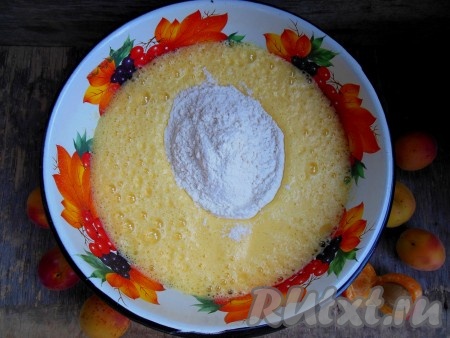 Просейте половину муки вместе с разрыхлителем в яичную смесь, перемешайте миксером.