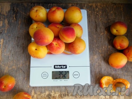 Абрикосы промойте, удалите косточки.