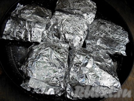 Положите конвертики на противень. Противень поставьте в заранее разогретую духовку, запекайте при температуре 170-180 градусов, примерно, 30-35 минут.