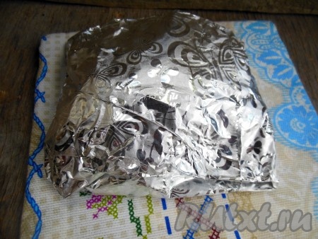 И заверните каждый кусок фольги, как конверт: вначале - сверху и снизу, затем - по бокам.