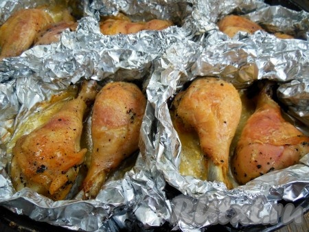 Запекайте в духовке еще минут 15-20. Запеченные куриные ножки получаются нежными, с легким цитрусовым ароматом. Благодаря тому, что мясо запекается в фольге и сок никуда не вытекает, ножки получаются очень сочными. Если отправить такое мясо в фольге в холодильник, этот сок превратится в нежное мясное желе.