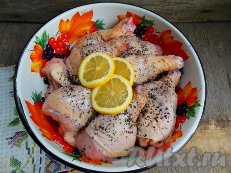 Лимон обдайте кипятком и нарежьте на колечки. Добавьте к куриным ножкам соль, черный молотый перец (я измельчаю его крупно) и колечки лимона, перемешайте, стараясь выдавить из лимона как можно больше сока. Мариновать долго не нужно, всего около 5-7 минут.