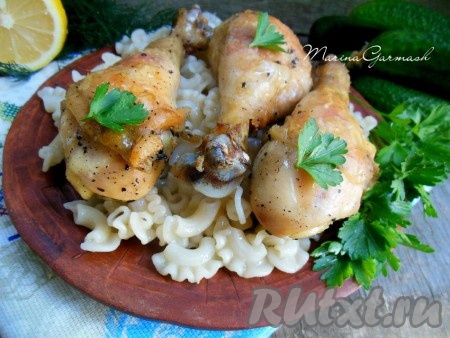 К такому мясу отлично подойдут макароны, пюре и конечно же свежие овощи и зелень.