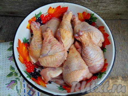 Куриные ножки промойте под проточной водой и обсушите с помощью бумажного полотенца.