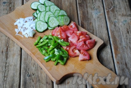 Лук очистить, из болгарского перца удалить семена. Огурцы нарезать на тонкие кружочки, лук - полукольцами (или четверть кольцами), перец - соломкой, а помидоры - на дольки.&nbsp;
