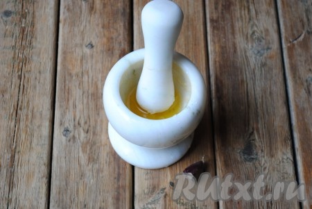 Чеснок очистить и растолочь в ступке (или пропустить через пресс). К измельчённому чесноку добавить 1 столовую ложку подсолнечного (или оливкового) масла и перемешать получившееся чесночное масло.